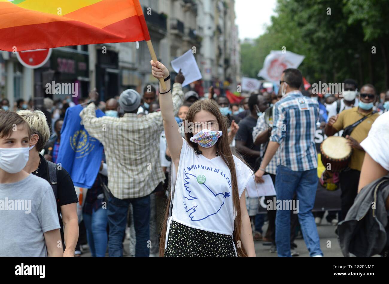 Paris, près de 10,000 personnes ont défilé de la place de Clichy à la place de la République, contre l'extrême droite et ses idées Banque D'Images