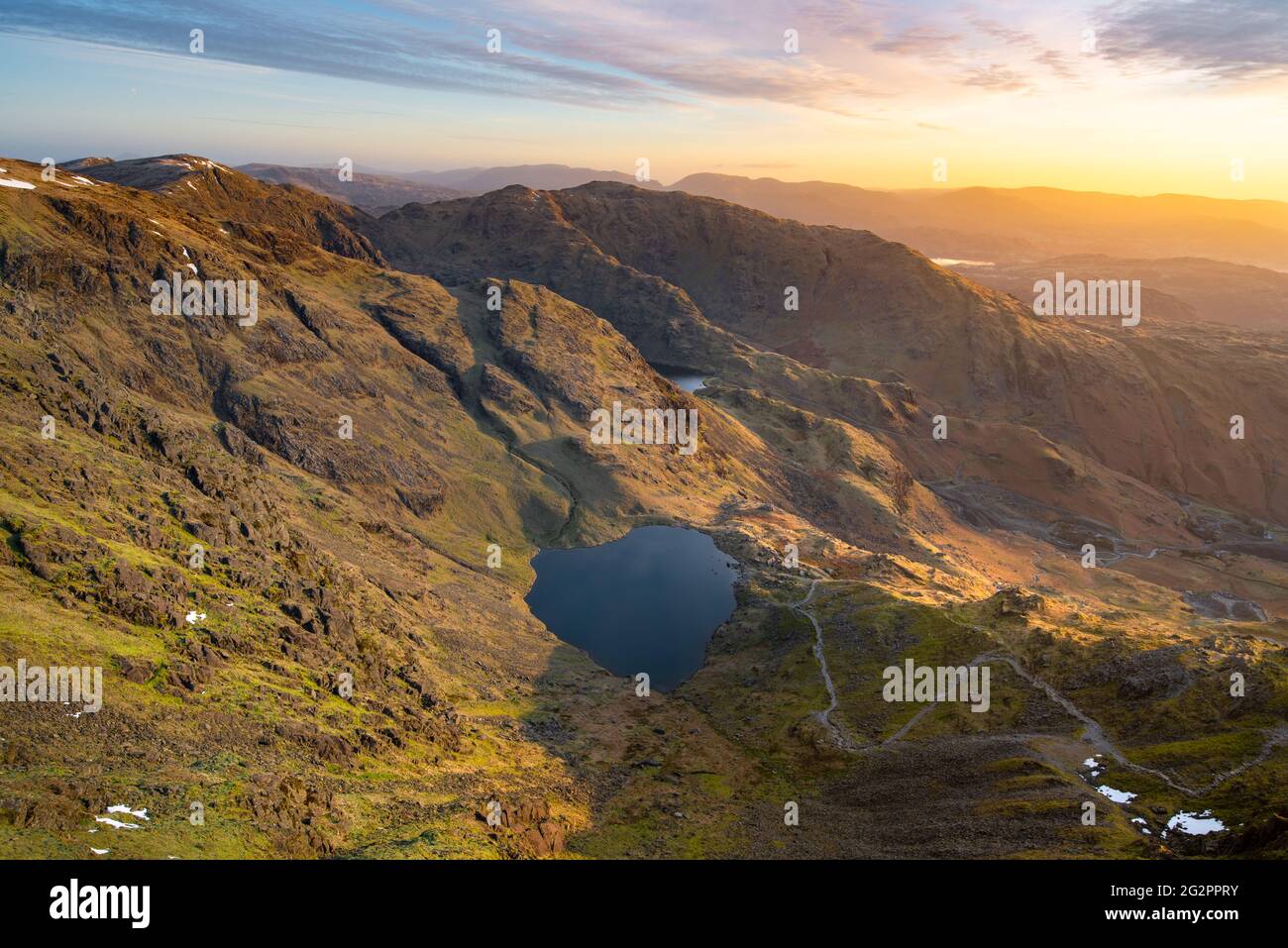 Lever du soleil vu du sommet de la montagne Lake District; le vieil homme de Coniston. Banque D'Images