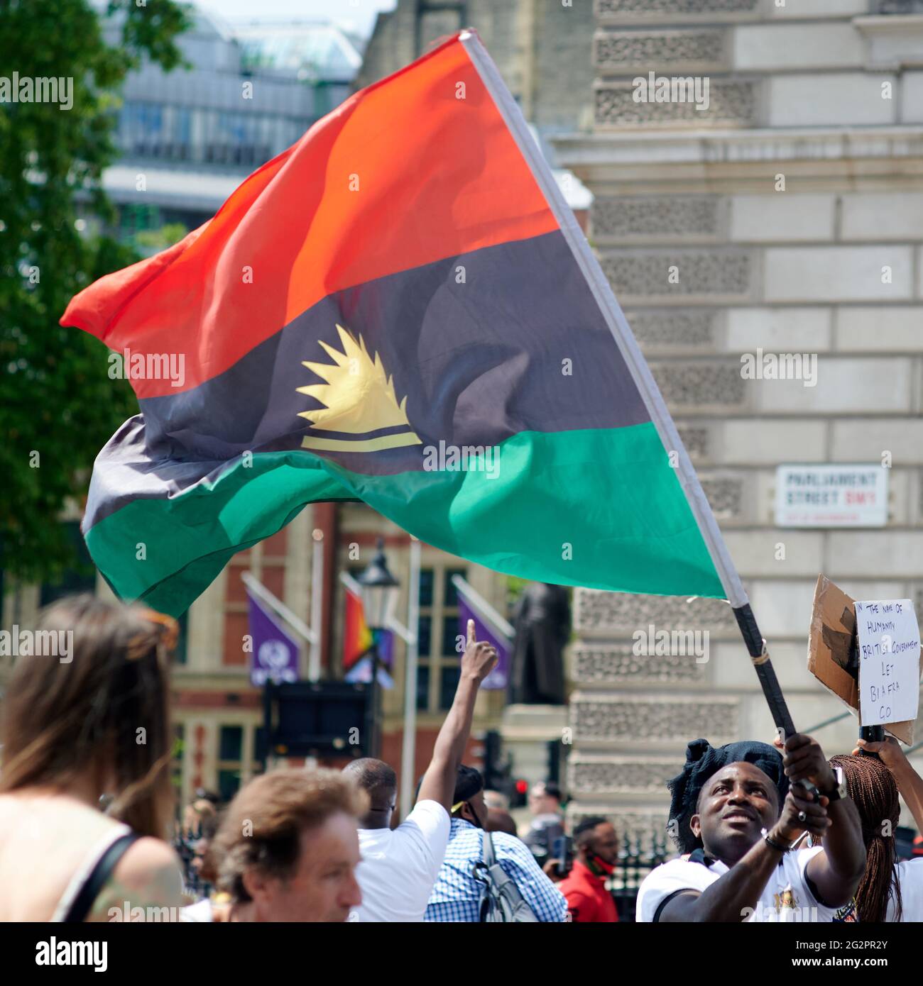 Londres Royaume-Uni - 12 juin 2021 - un manifestant signe de Biafran à Biafra proteste à l'angle de whitehall et de la place westminster dans le centre de londres Banque D'Images