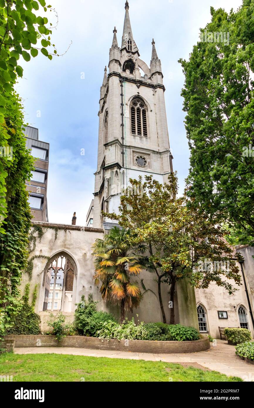 LONDRES ANGLETERRE CHURCH ST DUNSTAN DANS L'EST LE JARDIN ET LA TOUR Banque D'Images