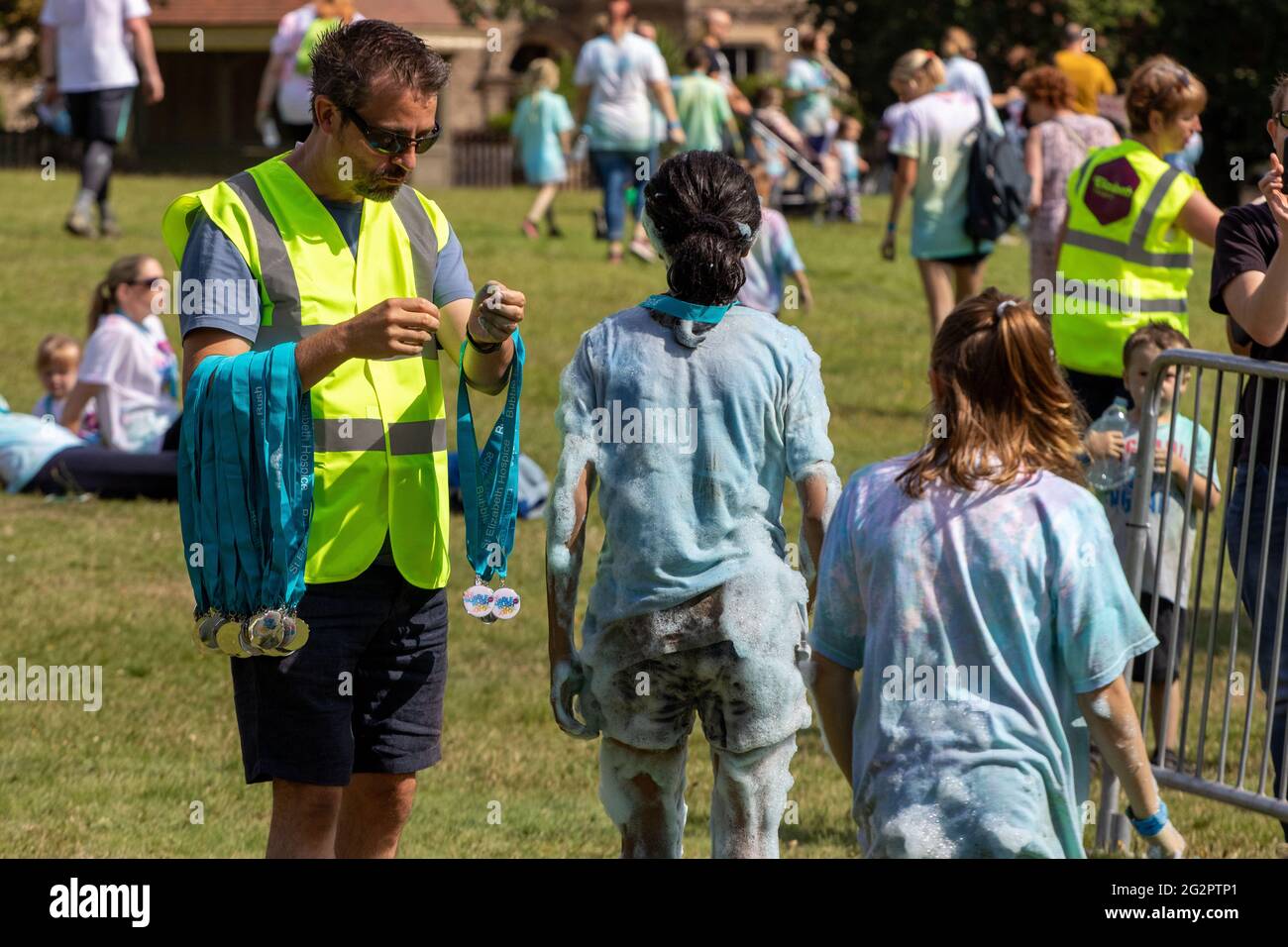 L'aide à hiviz donne des médailles aux coureurs de fin à la collecte de fonds de la ruée sur la bulle de St Elizabeth Hospice Banque D'Images