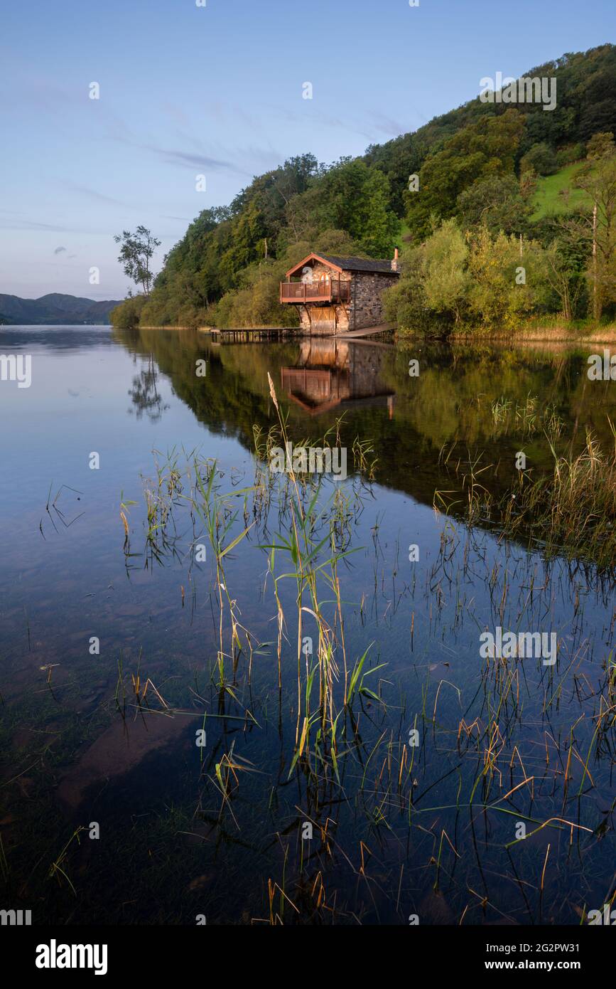 Boathouse sur le rivage d'Ullswater dans le district du lac sur un beau ciel clair matin. Banque D'Images
