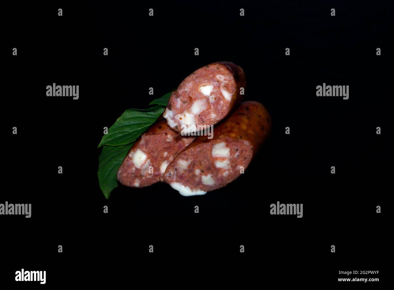 Käsekrainer, saucisses fumées et ébouillées avec de la viande de saucisse grossière à base de porc Banque D'Images