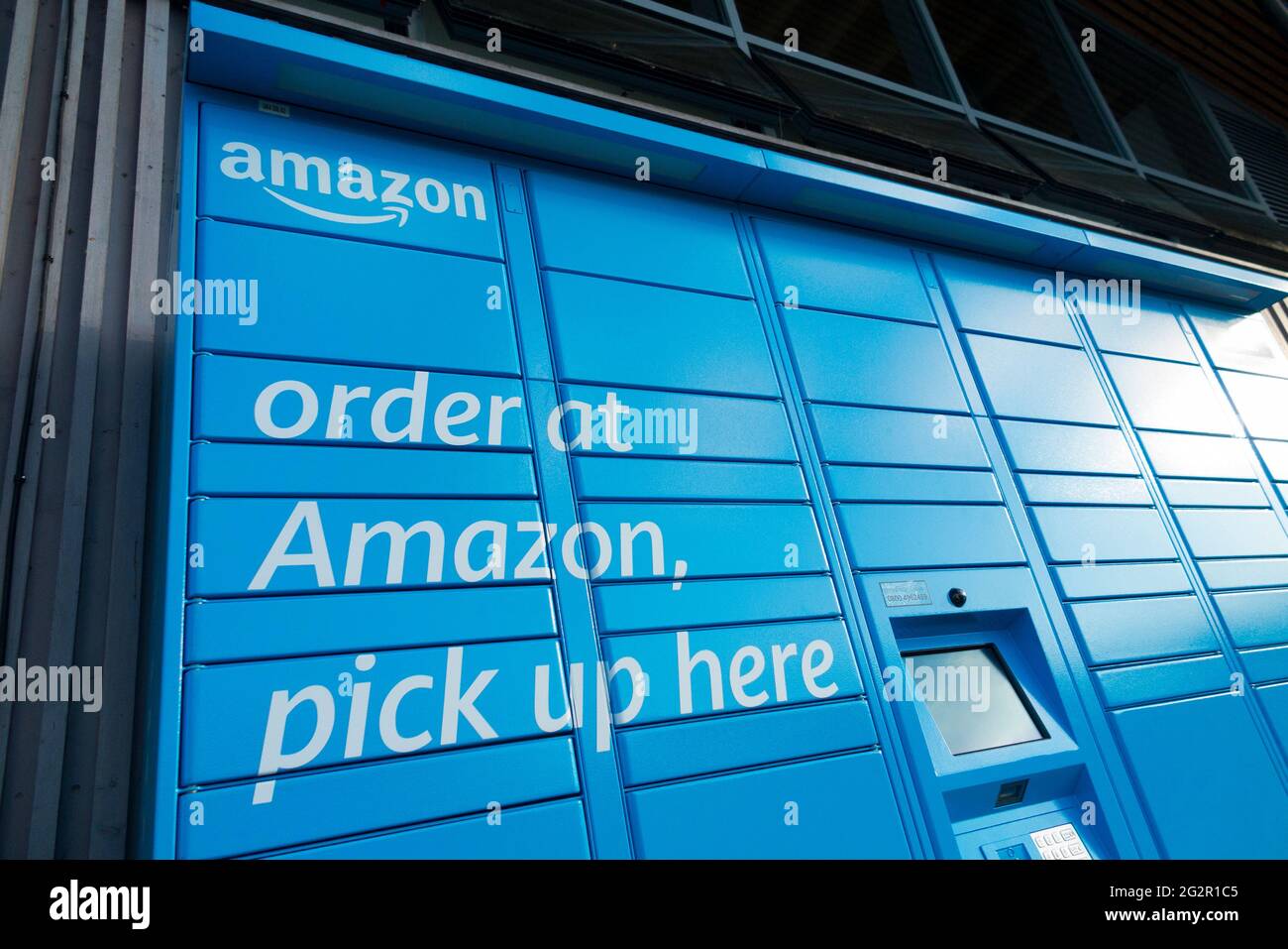 Amazon Hub, un point de ramassage avec des casiers en libre-service pour la  collecte / collecte d'articles, et vraisemblablement le retour / le retour  d'articles ou de marchandises indésirables et les achats.