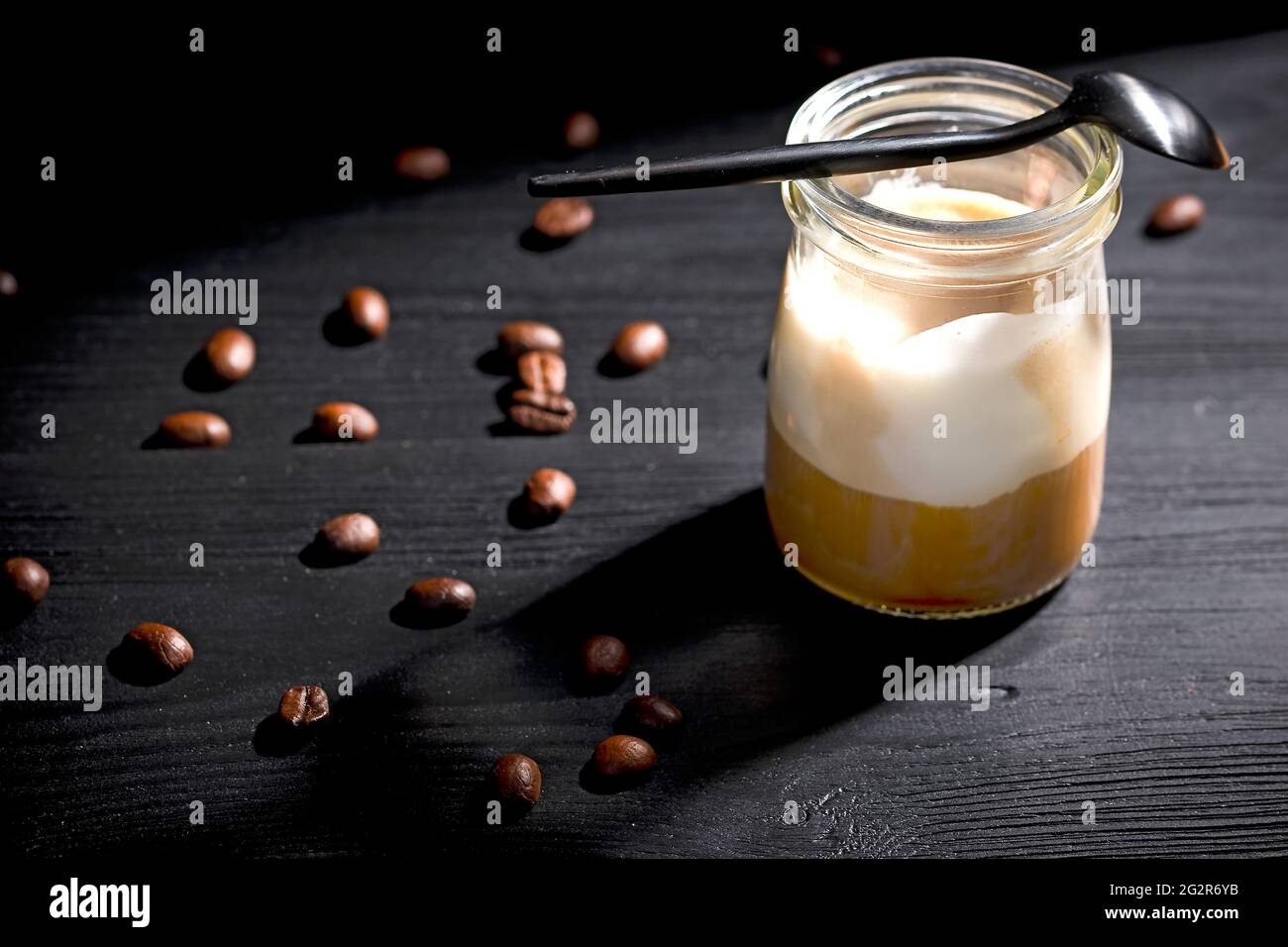 L'affogato à la vanille est recouvert de café chaud sur fond de bois noir Banque D'Images