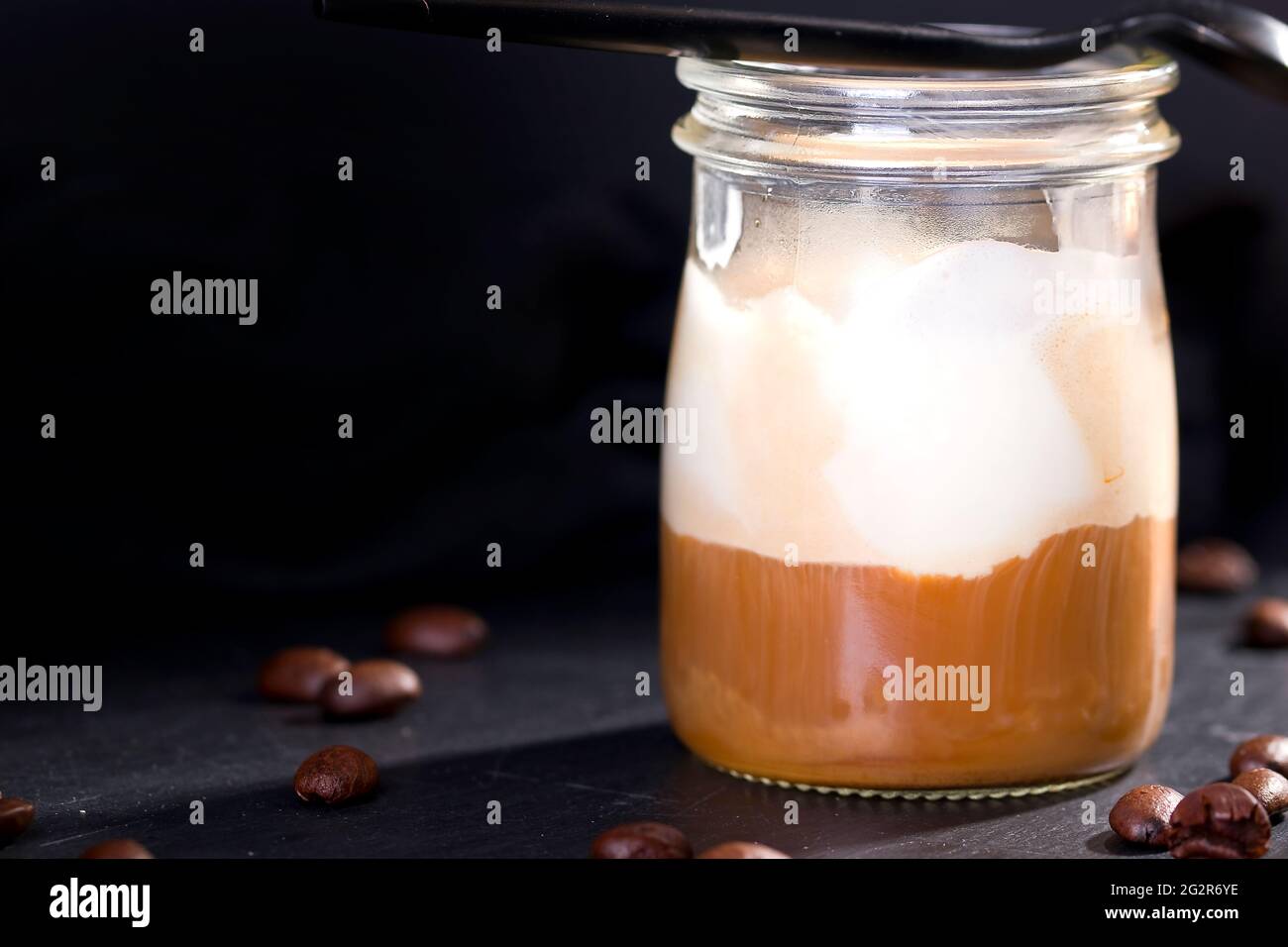 L'affogato à la vanille est recouvert de café chaud sur fond de bois noir Banque D'Images