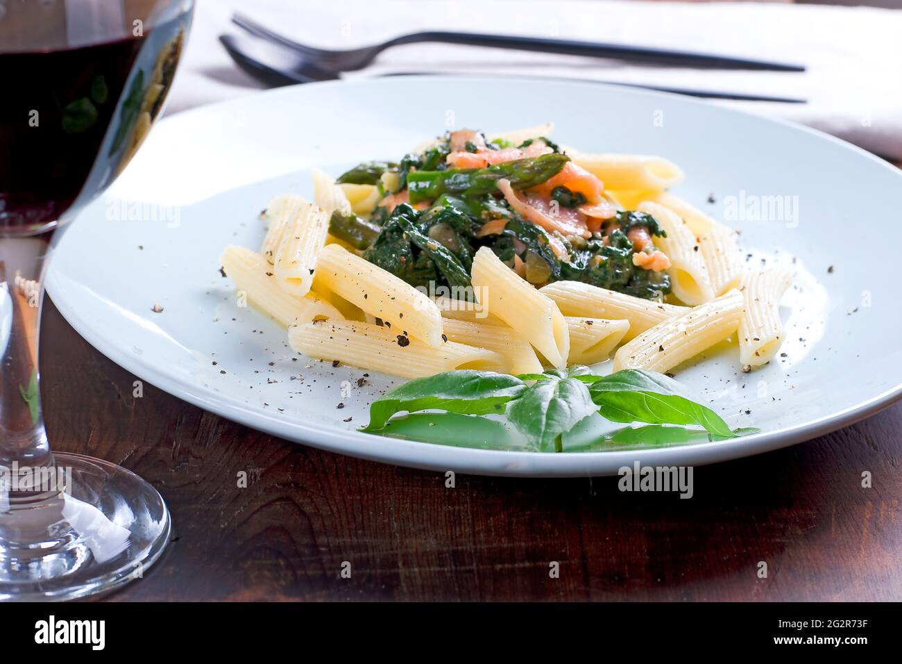 épinards avec saumon, fromage bleu et asperges sur une assiette Banque D'Images