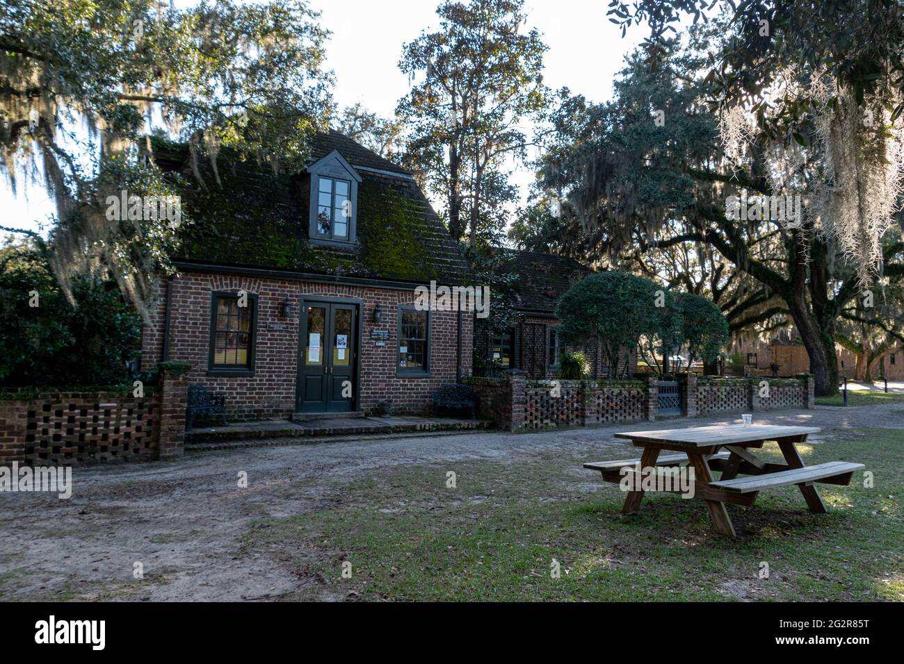 Un bâtiment en briques de style colonial situé à Middleton place, en Caroline du Sud Banque D'Images