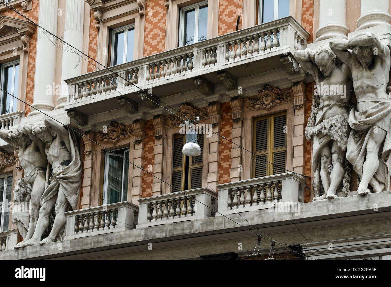 Détail de la façade du Palazzo dei Giganti avec un énorme télamon agissant comme colonnes dans le centre-ville de Gênes, Ligurie, Italie Banque D'Images