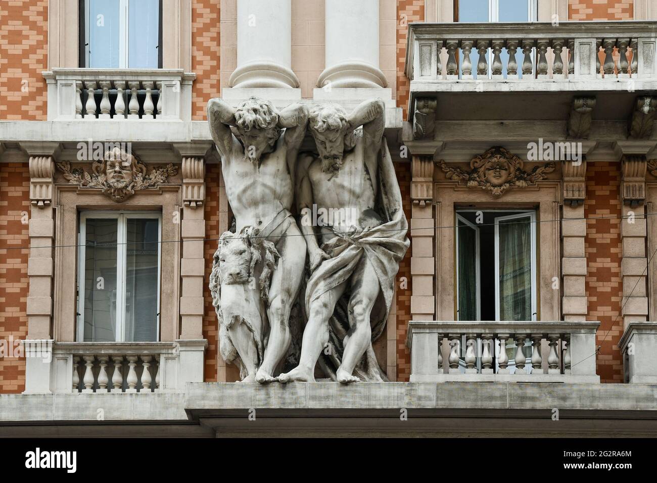 Détail de la façade du Palazzo dei Giganti avec un énorme télamon agissant comme colonnes dans le centre-ville de Gênes, Ligurie, Italie Banque D'Images