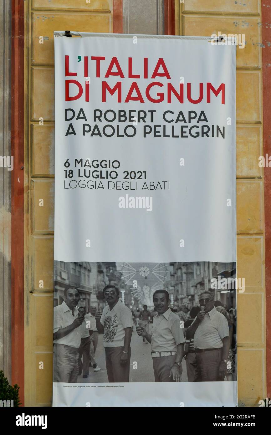 Gros plan de l'affiche publicitaire de l'exposition de photos Magnum 'l'Italia di Magnum' sur la façade du Palazzo Ducale, Gênes, Ligurie, Italie Banque D'Images