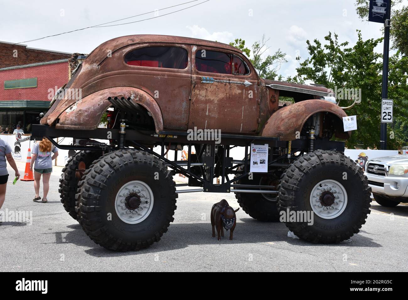 Une carrosserie Chrysler 1937 sur un camion Monster à 4 roues exposé lors d'un salon de voiture. Banque D'Images