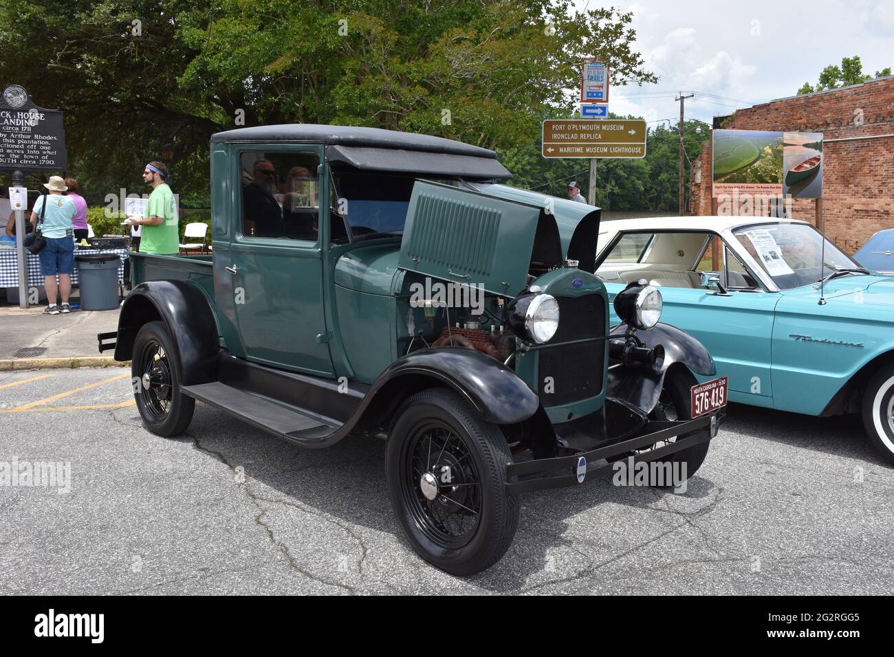 Un pick-up Ford a 1930 exposé lors d'un salon de voiture. Banque D'Images