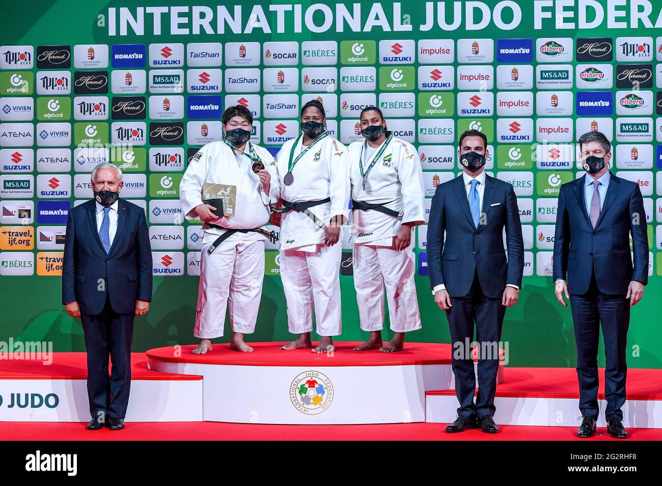 BUDAPEST, HONGRIE - JUIN 12 : ancien Premier ministre de France M. Jean Pierre Raffarin, Sarah Asahina du Japon, Beatriz Souza du Brésil, Maria Suelen Altheman du Brésil lors de la cérémonie de remise des médailles des Championnats du monde de judo Hongrie 2021 au Papp Laszlo Budapest Sports Arena le 12 juin, 2021 à Budapest, Hongrie (photo de Yannick Verhoeven/Orange Pictures) crédit: Orange pics BV/Alamy Live News Banque D'Images