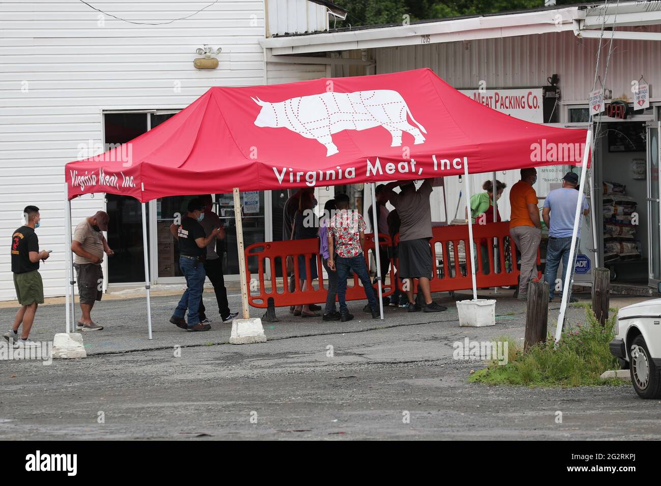 Manassas, Virginie, États-Unis. 12 juin 2021. Les clients attendent d'entrer dans Virginia Meat, Inc. À Manassas, en Virginie, car les pénuries de viande et les retards de transport créent de longues files d'attente dans divers boucheries de la côte est. 12 juin 2021. Crédit : Mpi34/Media Punch/Alamy Live News Banque D'Images