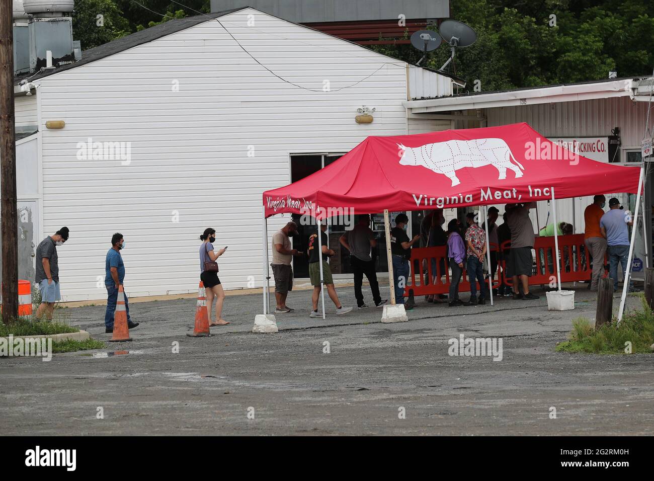 Manassas, Virginie, États-Unis. 12 juin 2021. Les clients attendent d'entrer dans Virginia Meat, Inc. À Manassas, en Virginie, car les pénuries de viande et les retards de transport créent de longues files d'attente dans divers boucheries de la côte est. 12 juin 2021. Crédit : Mpi34/Media Punch/Alamy Live News Banque D'Images