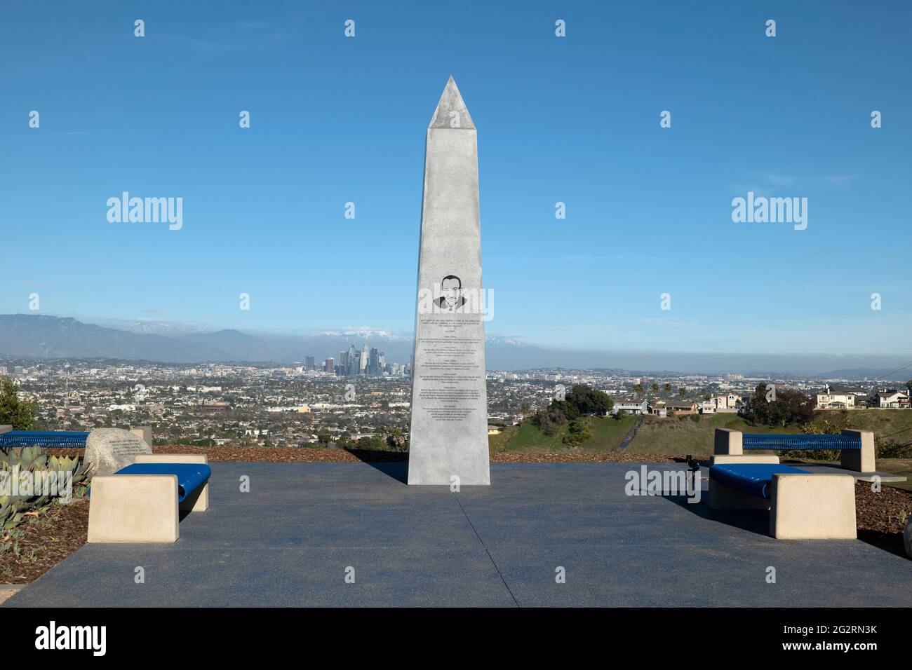 Los Angeles, CA USA - 2 février 2021 : le Martin Luther King Memorial Tree Grove surplombant le centre-ville de Los Angeles Banque D'Images