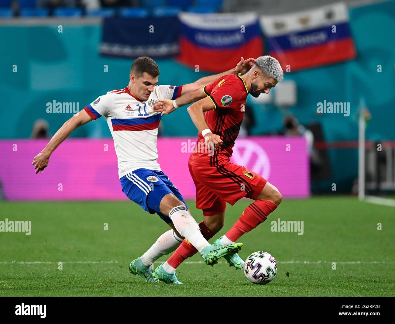 Le Zobnin romain russe et le Yannick Carrasco belge se battent pour le ballon lors d'un match de football entre la Russie et les Red Devils belges, le premier match en Banque D'Images