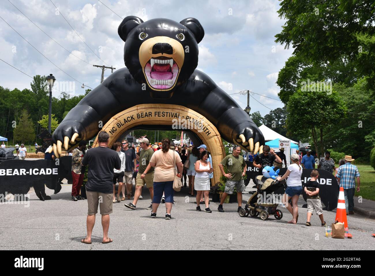 Touriste appréciant le Black Bear Festival à Plymouth, Caroline du Nord. Banque D'Images