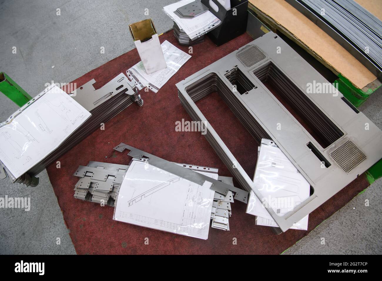 Matériau CNC de l'étape finale. Les produits métalliques après traitement sur machines CNC se tiennent sur des palettes prêtes pour le transport Banque D'Images