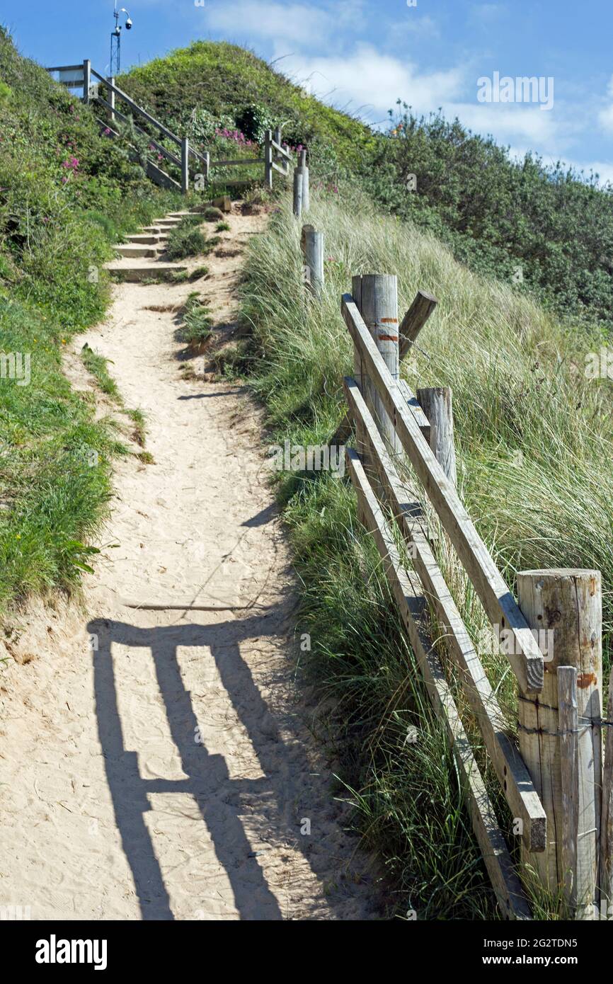 Une piste en montée avec des marches et une clôture à la plage en direction intérieure. Banque D'Images