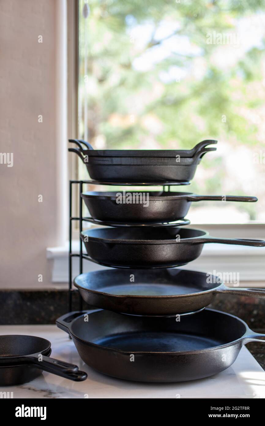 Un moyen facile d'organiser les ustensiles de cuisine et le porte-casseroles,  et de gagner de l'espace et de l'efficacité Photo Stock - Alamy