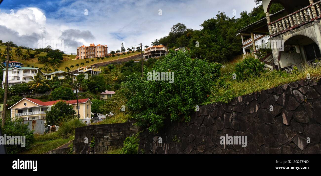 Une communauté à flanc de colline à Saint-Vincent-et-les Grenadines. Photo prise plusieurs mois avant l'éruption du volcan de la Soufrière sur l'île. Banque D'Images