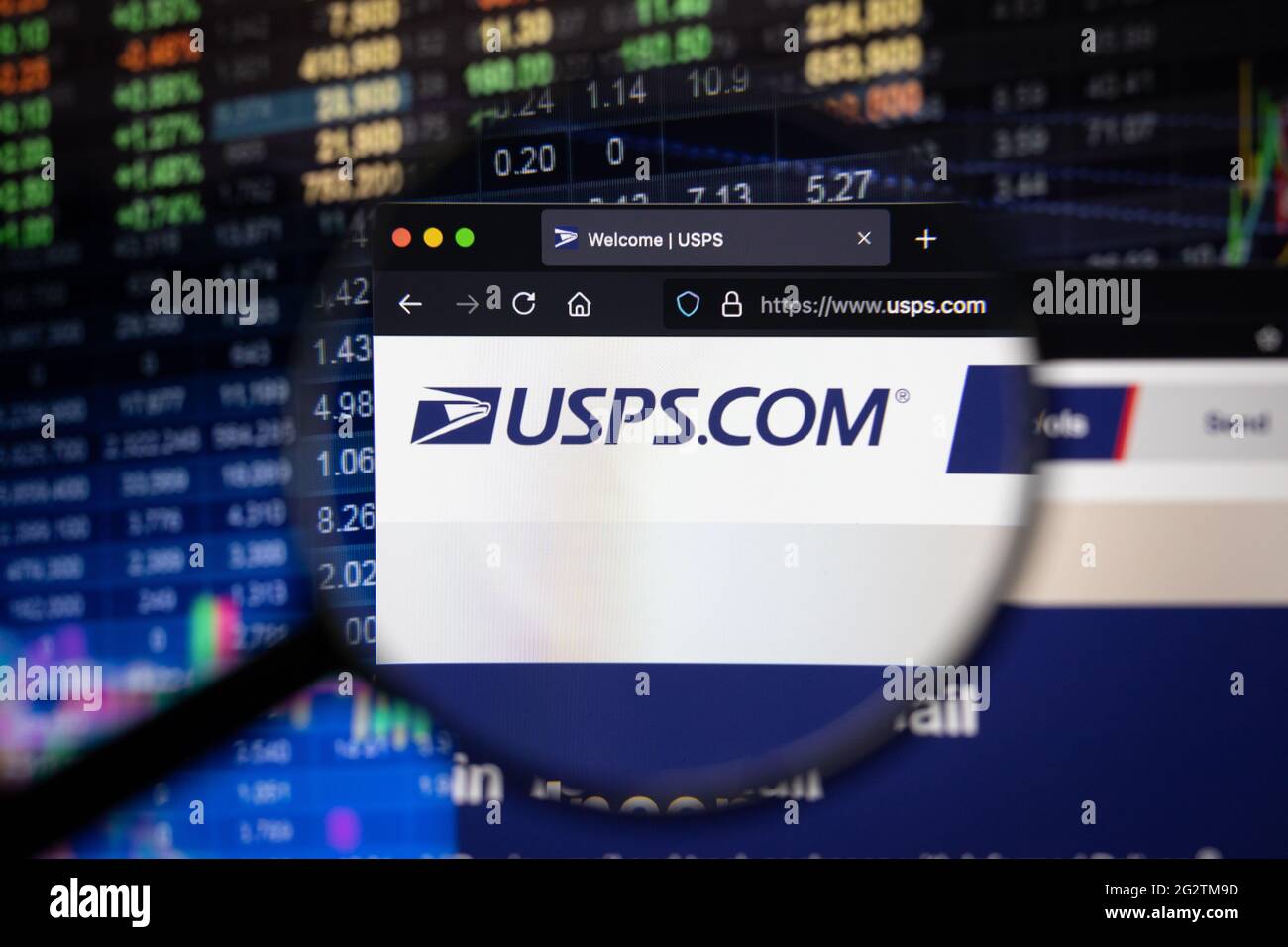 USPS États-Unis postal Service Company logo sur un site Web avec des développements flous du marché boursier en arrière-plan, vu sur un écran d'ordinateur Banque D'Images