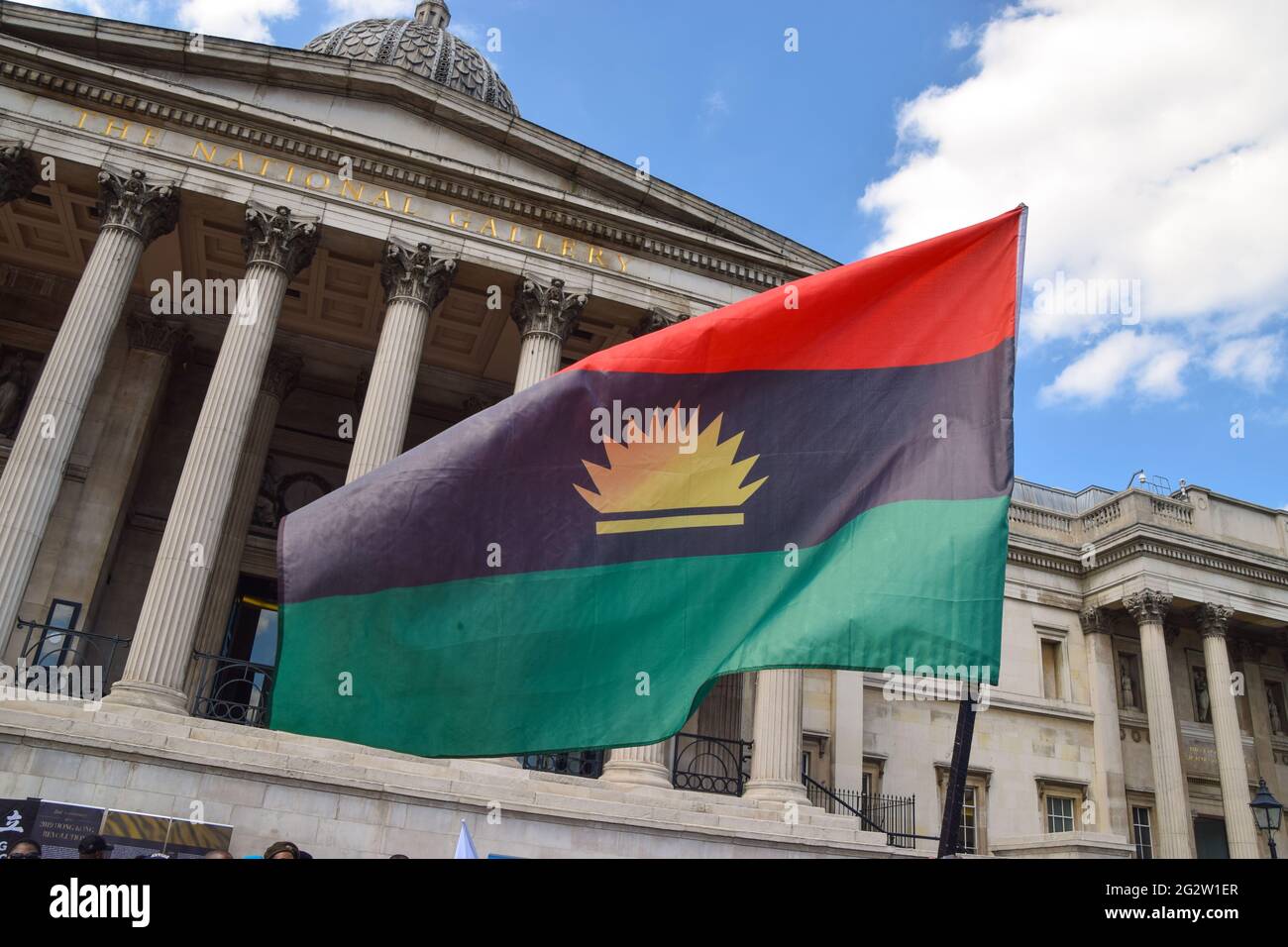 Londres, Royaume-Uni. 12 juin 2021. Un drapeau de Biafra dans Trafalgar Square. Des centaines de Nigérians ont défilé dans le centre de Londres pour les manifestations de la Fête de la démocratie (Credit: Vuk Valcic / Alamy Live News). Banque D'Images