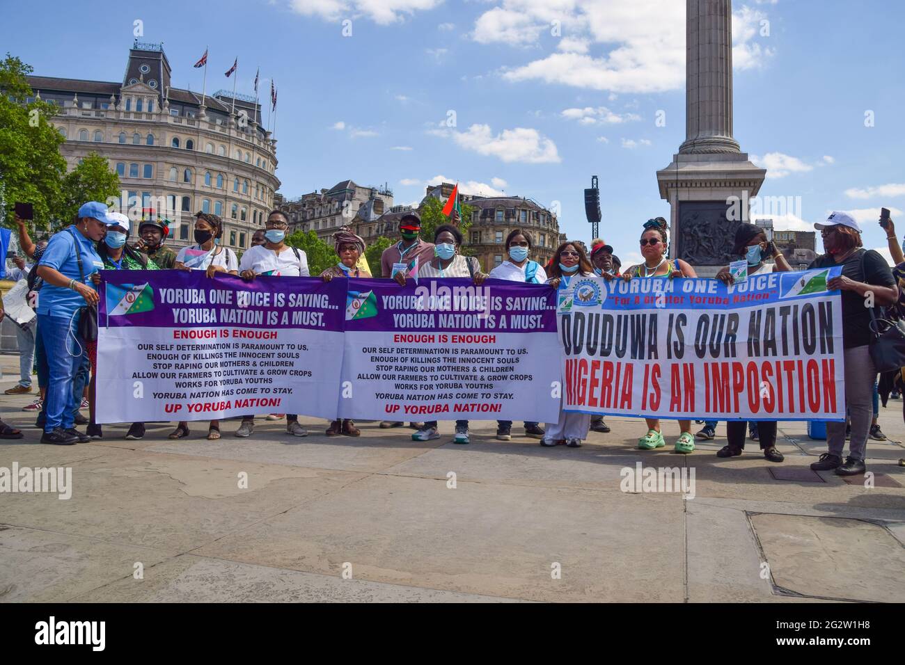 Londres, Royaume-Uni. 12 juin 2021. Des manifestants brandissent des banderoles de la nation Yoruba à Trafalgar Square. Des centaines de Nigérians ont défilé dans le centre de Londres dans le cadre des manifestations organisées à l'occasion de la Journée de la démocratie au Nigeria. (Crédit : Vuk Valcic / Alamy Live News). Banque D'Images