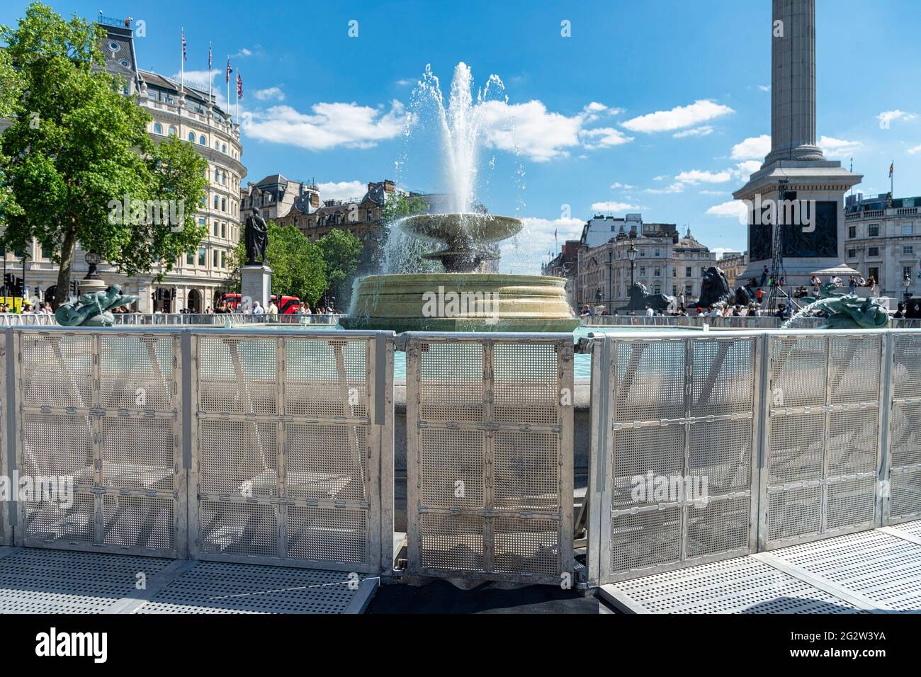 Des barrières de foule autour des fontaines de Trafalgar Square se poursuivent alors que la construction d'une nouvelle zone des fans se poursuit à Trafalgar Square, avant l'inauguration de l'Angleterre dans le Championnat d'Europe de football de l'UEFA contre la Croatie en 2020. Les fans pourront regarder des matchs de l'Angleterre sur un écran géant sur la place. Banque D'Images
