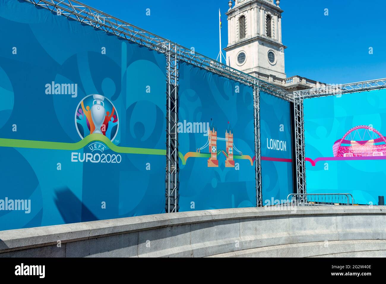 La construction d'une nouvelle zone des fans se poursuit à Trafalgar Square, devant l'inauguration de l'équipe d'Angleterre au Championnat d'Europe de football 2020 de l'UEFA contre la Croatie. Les fans pourront regarder des matchs d'Angleterre sur un écran géant sur la place. Banque D'Images