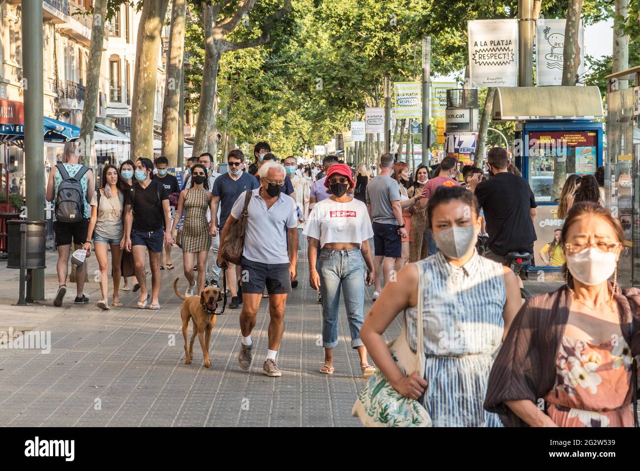 Barcelone, Espagne. 12 juin 2021. Les gens sont vus dans le quartier de Barceloneta à Barcelone.avec l'arrivée de l'été et l'ouverture aux touristes en Espagne, les plages et le centre de Barcelone, la ville commence à revenir à la normalité des étés avant la pandémie du coronavirus. Crédit : SOPA Images Limited/Alamy Live News Banque D'Images