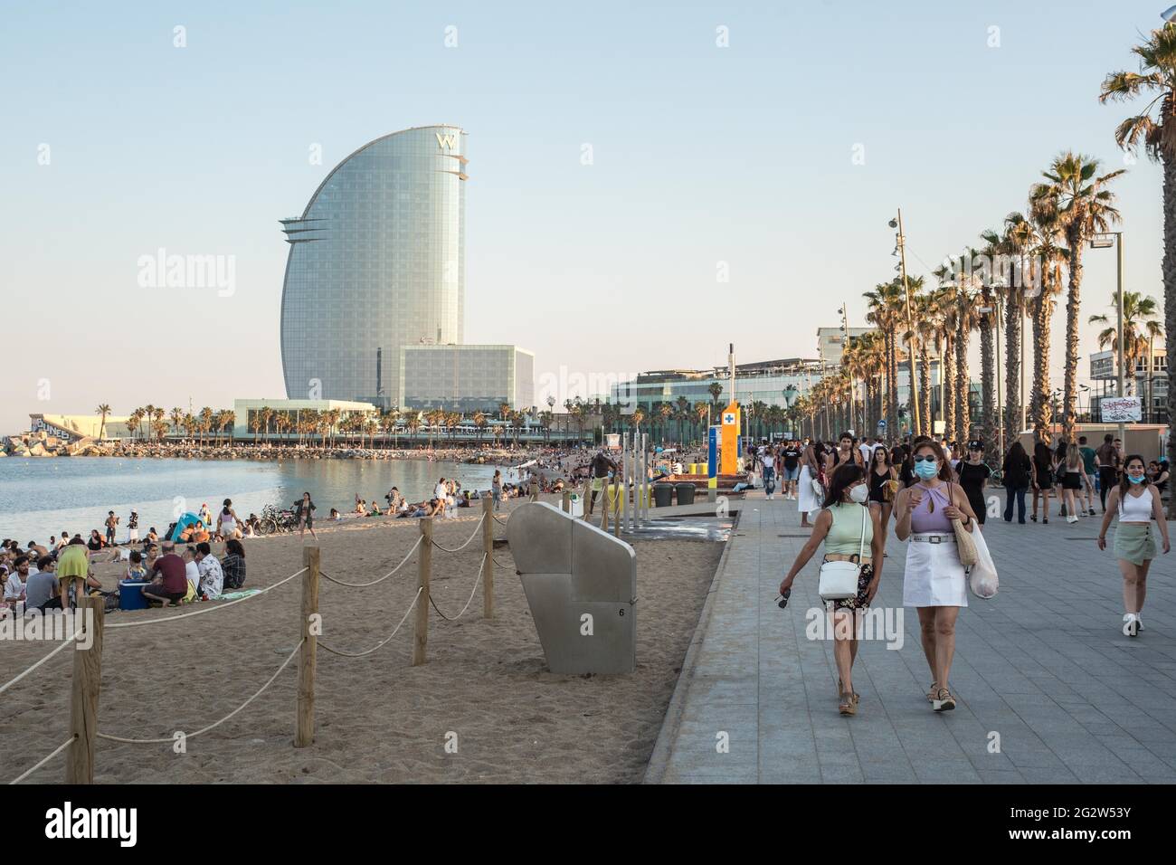 Barcelone, Espagne. 12 juin 2021. Les gens sont vus sur la promenade de la plage de Barceloneta à Barcelone.avec l'arrivée de l'été et l'ouverture aux touristes en Espagne, les plages et le centre de Barcelone, la ville commence à revenir à la normalité des étés avant la pandémie du coronavirus. Crédit : SOPA Images Limited/Alamy Live News Banque D'Images