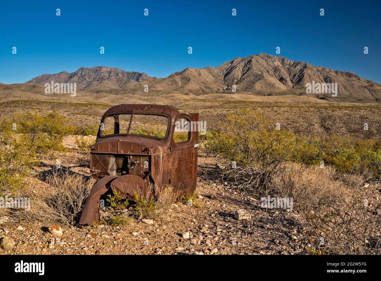 Old Truck Wreck, Sierra Parda (Little Chinati Peak) sur la droite, Chinati Peak sur la gauche, Chinati Mountains, Pinto Canyon Road, Big Bend Country, Texas, ÉTATS-UNIS Banque D'Images