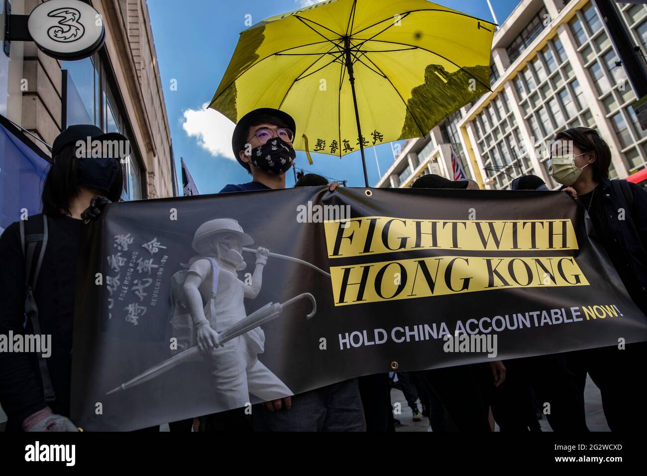 Londres, Royaume-Uni. 12 juin 2021. Simon Cheng (C), militant pro-démocratie, porte une bannière intitulée « Fight with Hong Kong » lors d'un rassemblement à Londres (Royaume-Uni) le 12 juin 2021 pour marquer le deuxième anniversaire du début de manifestations pro-démocratie massives qui ont ébranlé Hong Kong en 2019 Credit: May James/ZUMA Wire/Alay Live News Banque D'Images