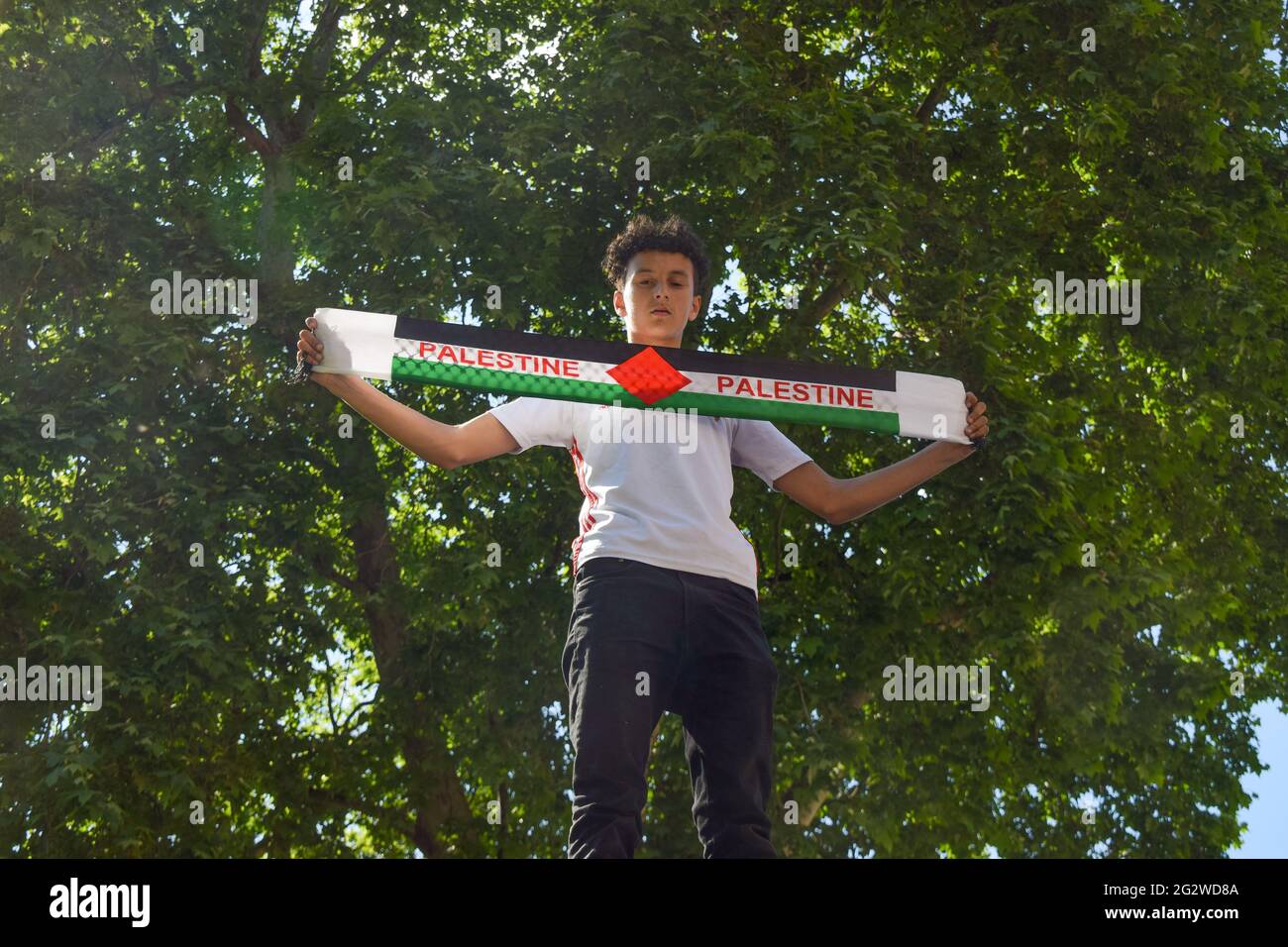 Londres, Royaume-Uni. 12 juin 2021. Un manifestant tient un foulard palestinien lors de la manifestation du juge pour la Palestine. Des milliers de personnes ont défilé à travers Londres pour exiger la justice pour la Palestine et ont appelé le G7 à mettre fin à la coopération militaire avec Israël et à imposer des sanctions. (Photo de Vuk Valcic/SOPA Images/Sipa USA) crédit: SIPA USA/Alay Live News Banque D'Images