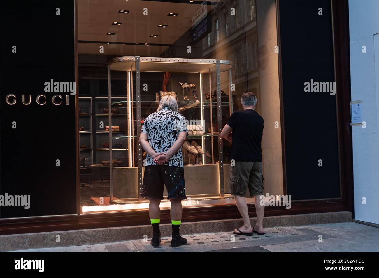 14.06.2019, Vienne, Autriche, Europe - deux hommes se trouvent devant la vitrine d'un magasin de mode Gucci dans une zone piétonne de la capitale autrichienne. Banque D'Images