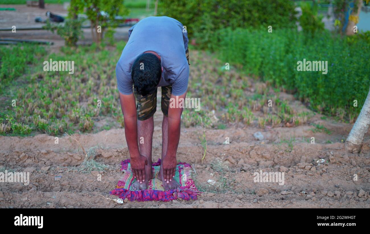 Lever du soleil le matin, posture du Lotus namaste. Méditation et détente. Indien faisant du yoga le jour du yoga mondial. Banque D'Images