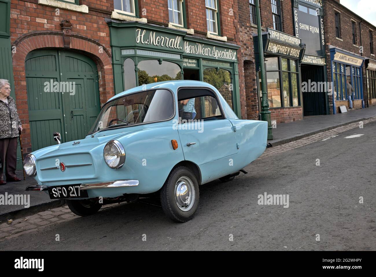 Vintage 1958 'Frisky' voiture à 3 roues en fibre de verre fabriquée par Meadows of Wolverhampton. Black Country Museum Dudley Angleterre Royaume-Uni Banque D'Images