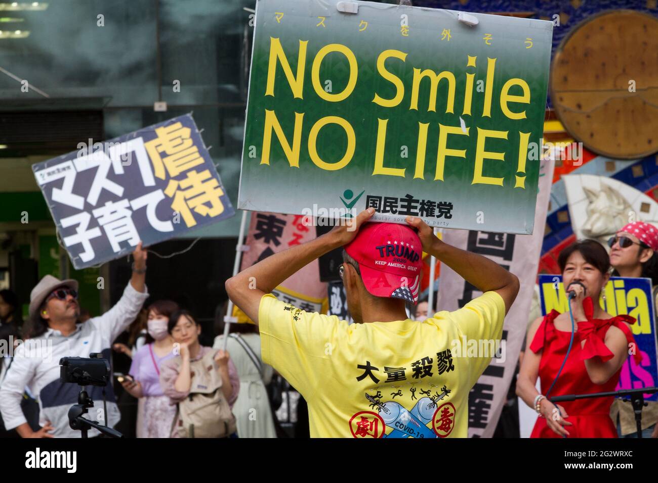 Tokyo, Japon. 12 juin 2021. Un homme portant un chapeau d'élection de Donald Trump tient un écriteau disant « pas de sourire, pas de vie » lors d'une petite manifestation contre le gouvernement et les mesures sociétales pour lutter contre la pandémie Covid-19 sur la place Hachiko, Shibuya.Supporters de Masayuki Hiratsuka du Parti de la souveraineté populaire du Japon, Qui s'est présenté sans succès au gouverneur de Tokyo en 2020, a organisé un festival de musique sur l'emblématique place Hachiko, qualifiant la pandémie du coronavirus de mensonge. Crédit : SOPA Images Limited/Alamy Live News Banque D'Images