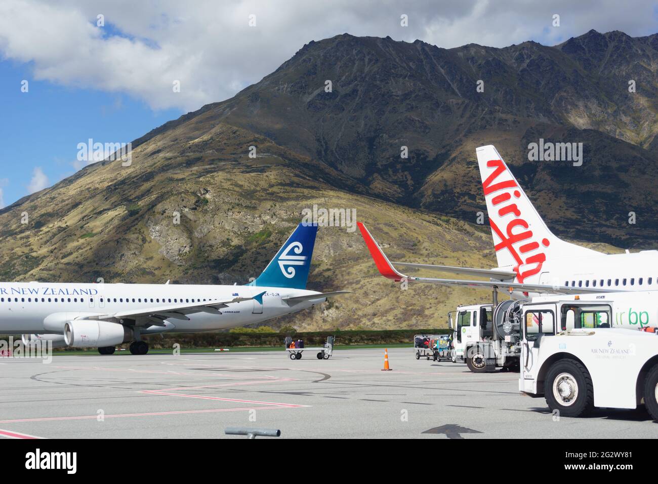 Queenstown, Nouvelle-Zélande - mars 6 2015 ; les montagnes forment la toile de fond des avions garés à l'aéroport. Banque D'Images
