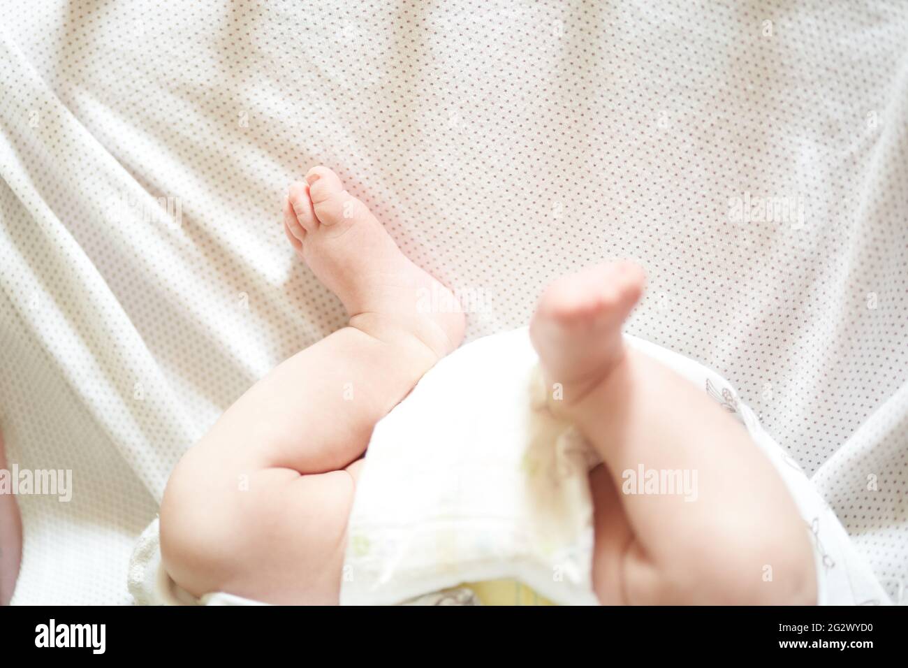 Pattes De Bebe Sur Feuille Blanche Nouveau Ne Bebe 1 Mois Soin Et Amour Avec L Espace De Copie Photo De Haute Qualite Photo Stock Alamy