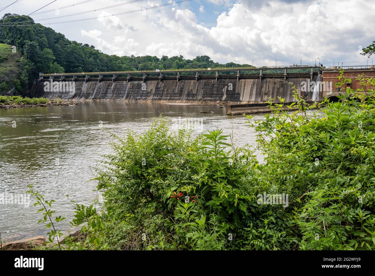 Le barrage de Morgan Falls, un barrage hydroélectrique construit en 1902 sur la rivière Chattahoochee, a été la première source d'électricité produite par l'eau à Atlanta. (ÉTATS-UNIS) Banque D'Images