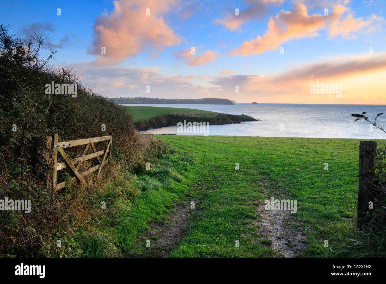 La vue vers nAre Head sur la péninsule Roseland de Cornwall. Banque D'Images