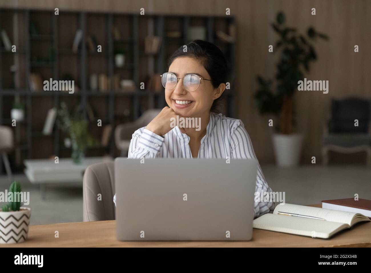 Femme scientifique indienne travaillant sur ordinateur portable pense distrait de l'écran Banque D'Images
