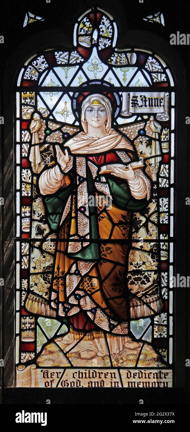 Vitrail de Percy Bacon représentant Saintes Anne, église de la Sainte Croix, Burley-on-the-Hill Banque D'Images