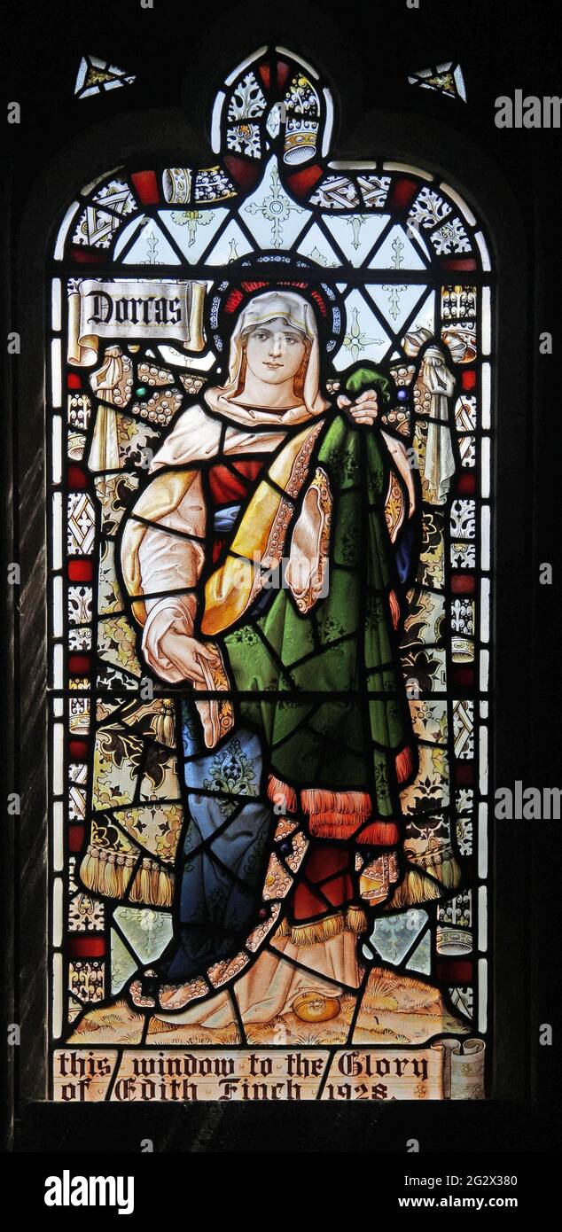 Vitrail de Percy Bacon représentant Saint Dorcas, église de la Sainte Croix, Burley-on-the-Hill Banque D'Images