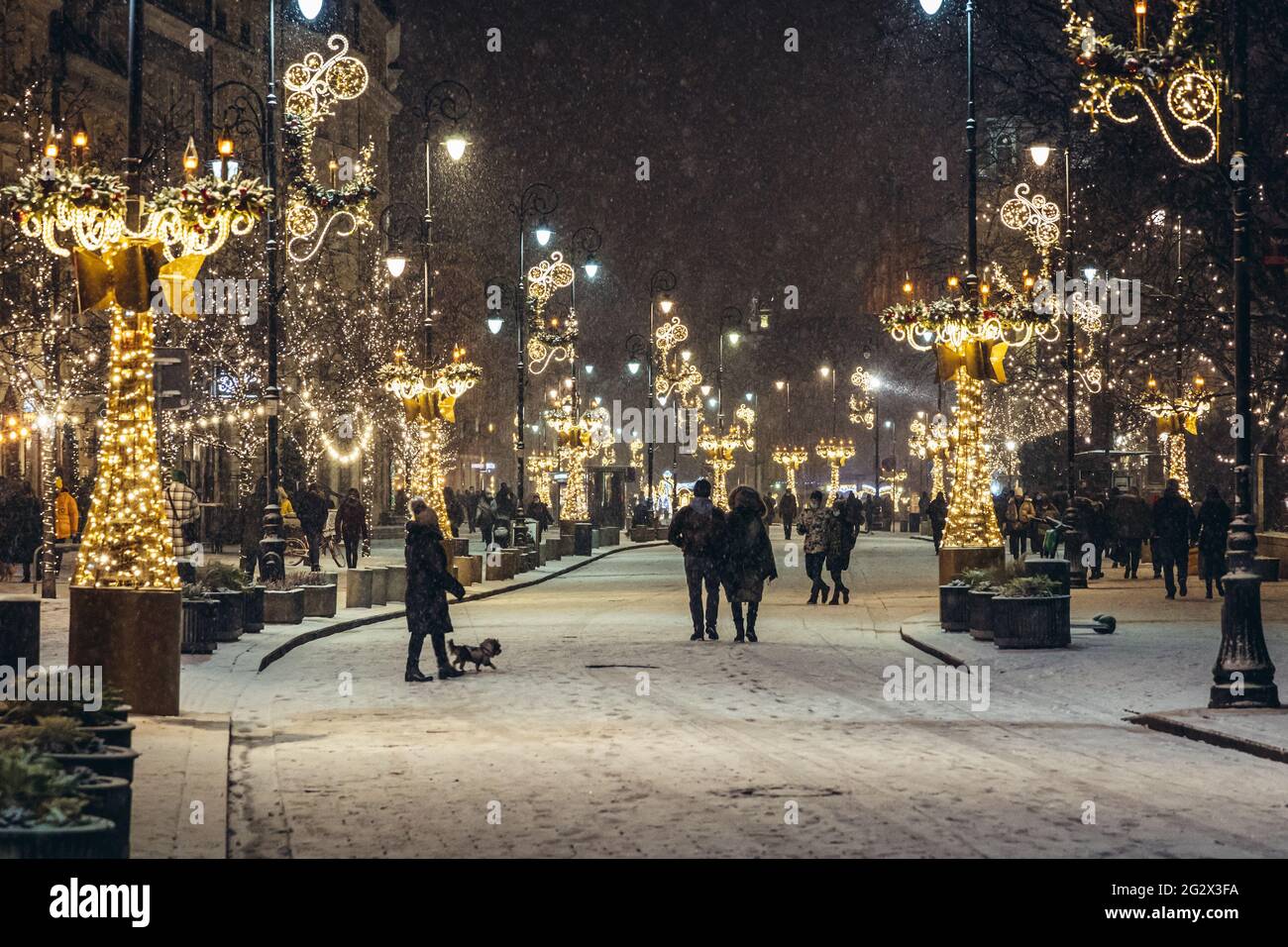 Illuminations et lumières de Noël sur une rue Krakowskie Przedmiescie dans la ville de Varsovie, Pologne Banque D'Images