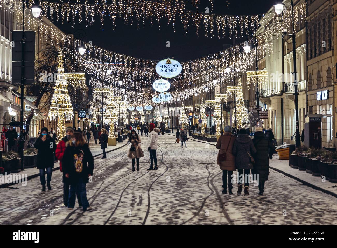 Illuminations et lumières de Noël sur une rue Nowy Swiat dans la ville de Varsovie, Pologne Banque D'Images